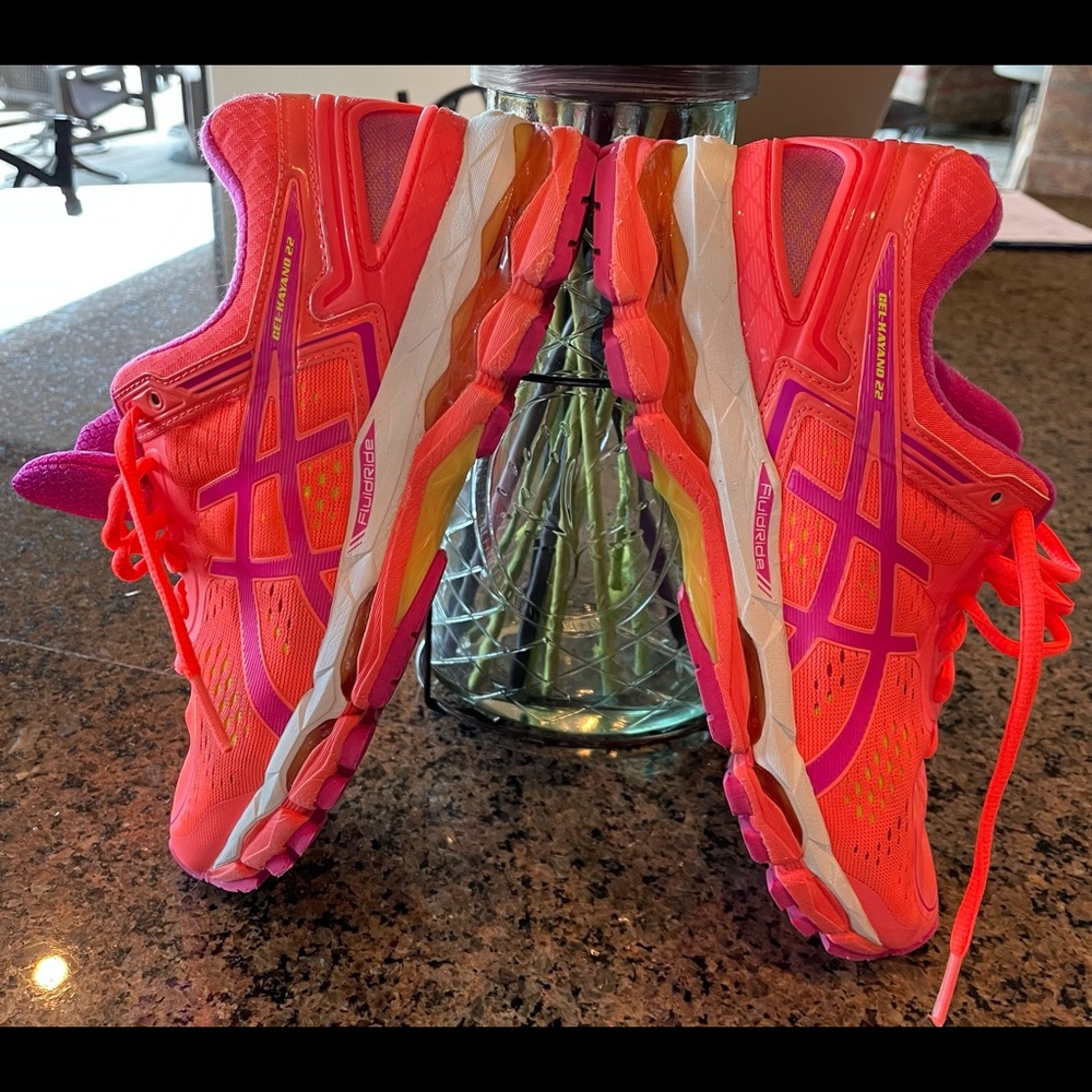 Tennis shoes
